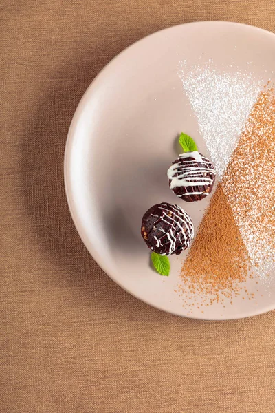 Bej plaka nane ile Çikolata topları. 