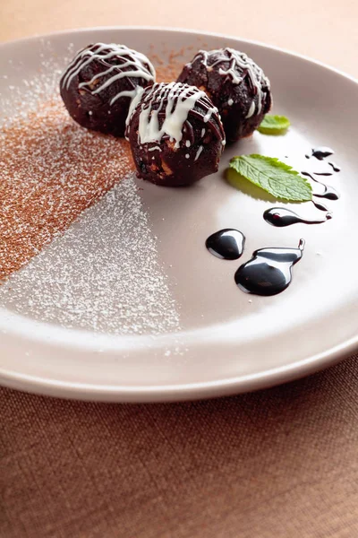Шоколадные шарики с мятой на бежевой тарелке . — стоковое фото