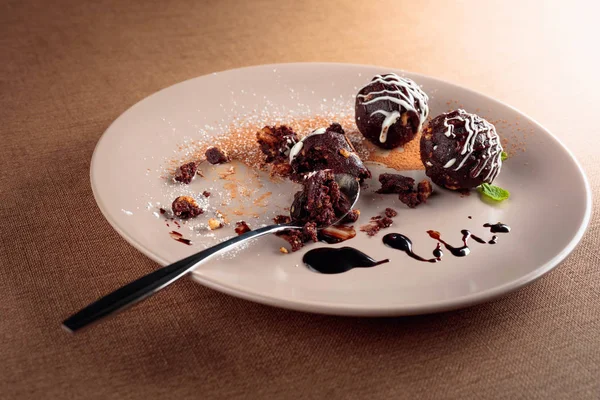 Bej plaka nane ile Çikolata topları.