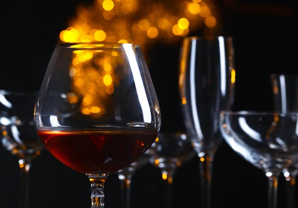 Pálenka brandy na tmavém pozadí. Přírodní bokeh. — Stock fotografie