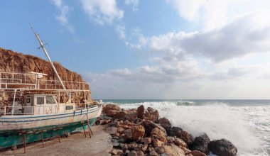 Deniz kıyısında eski kırık ahşap gemi.