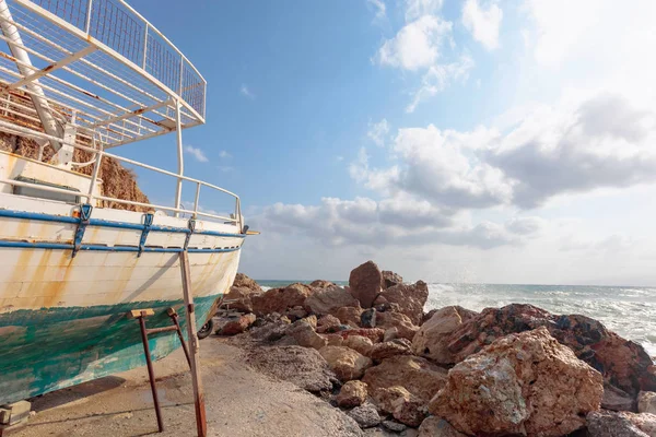 Velho navio de madeira quebrado na praia . — Fotografia de Stock