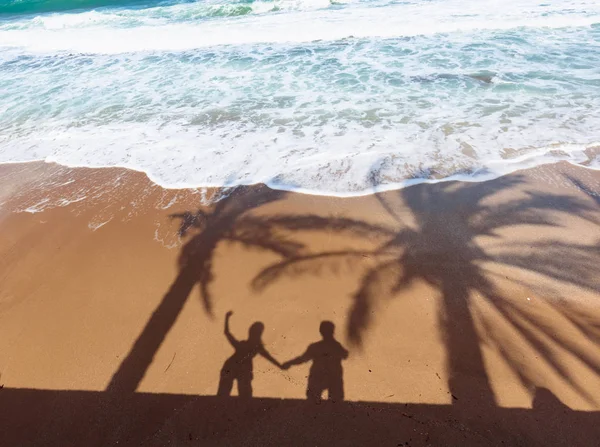 Playa tropical prístina con sombras de palmeras y feliz c —  Fotos de Stock