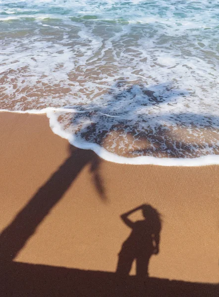 Playa tropical prístina con sombras de palmeras y una feliz —  Fotos de Stock