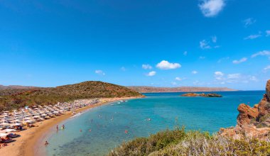 Girit, deniz ve dağ güzel manzara.