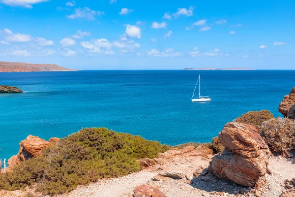 Smukt landskab på Kreta, hav og bjerg . - Stock-foto