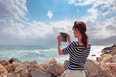 Çekici olgun gezgin kadın cep telefonu kullanımı bir fotoğraf çekmek o