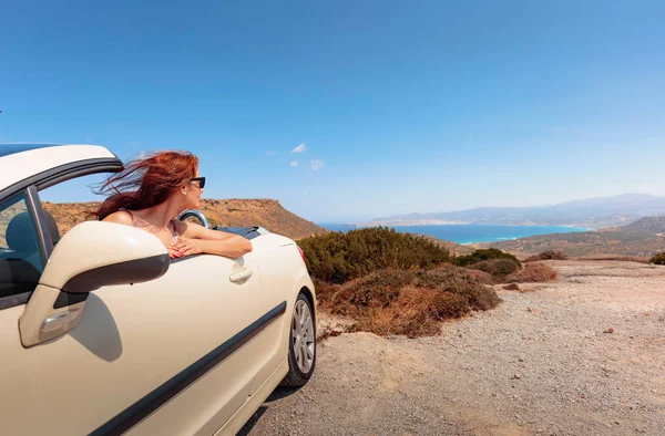 Happy Mature woman with sunglasses in convertible top automobile — Stock Photo, Image