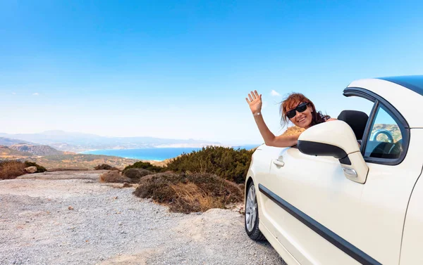 Щаслива зріла жінка з сонцезахисними окулярами в кабріолеті топ автомобіль — стокове фото