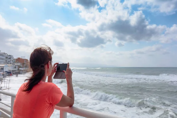 Приваблива зріла мандрівник жінка використовує мобільний телефон зробити фотографію — стокове фото