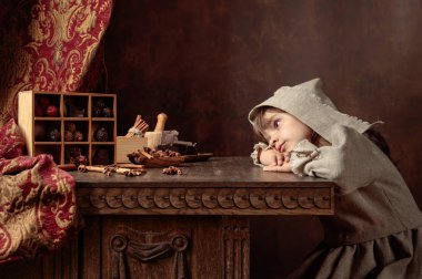 Masa wi yakınında hayal bir vintage keten elbise küçük kız