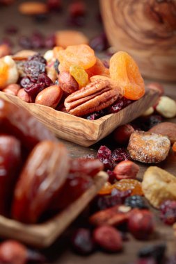 Çeşitli kurutulmuş meyve ve fındık ahşap tabak.