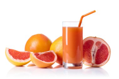 Bardak taze greyfurt suyu ve kesilmiş meyve beyaz arka plan.