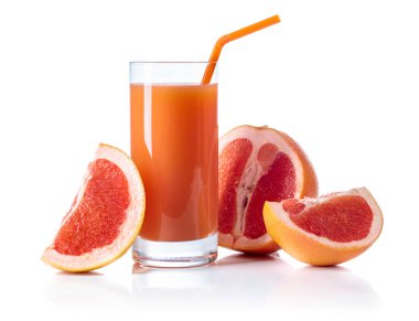 Bardak taze greyfurt suyu ve kesilmiş meyve beyaz arka plan.
