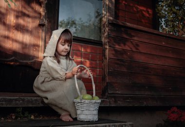 Eski evin yakınında bir yaz akşamı elma ile kız.