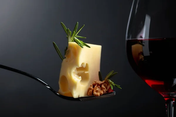 Formaggio Maasdam con noci, rosmarino e vino rosso . — Foto Stock