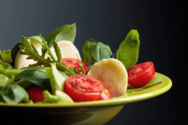 Grüner Salat mit Mozzarella, Tomate, Basilikum und Olivenöl in Gree — Stockfoto