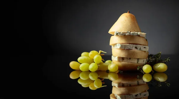 Queijo azul com pêra, tomilho e uvas . — Fotografia de Stock