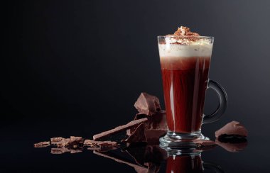 Üzerinde krem şanti ve koyu çikolata parçaları ile sıcak çikolata