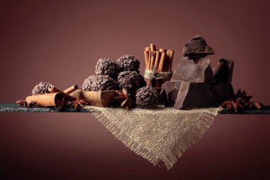 Çikolatalı trüf, kırık çikolata ve baharatlı.. 