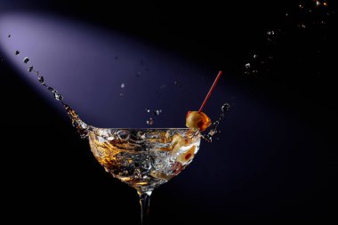 Yeşil Zeytin ile sek martini.