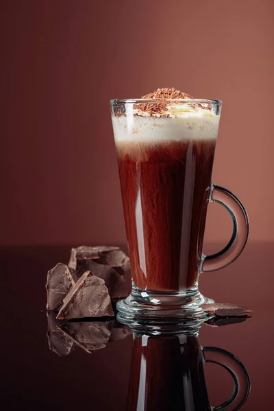 Chocolat chaud avec crème fouettée et morceaux de chocolat noir sur — Photo