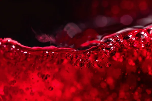 Vörösbor fekete háttérrel, absztrakt fröccsenés. — Stock Fotó