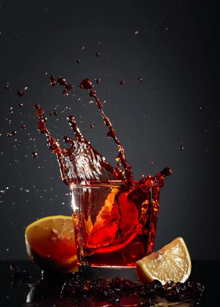 Cola glas met citroen-en vallende ijsblokjes. — Stockfoto