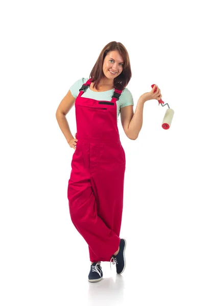 年轻的快乐女人在红色工作服与油漆辊隔离 — 图库照片
