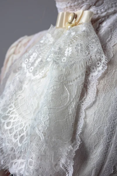 Fragment ve viktoriánské šaty s broží. — Stock fotografie
