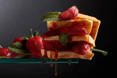 Taze ile süslenmiş çilek ve bal ile Belçikalı Waffle