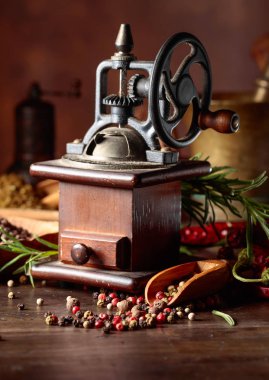 Mutfak gereçleri, baharatlar ve biberiye o ile Vintage biber değirmeni