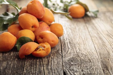 Eski ahşap bir masada taze kayısılar..