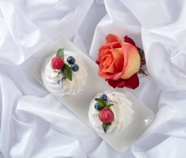 Ahududu, yaban mersini ve nane ile tatlı Pavlova bir Whit