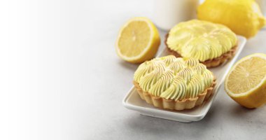 Beyaz bir masada limon kremaile Tartlets. 