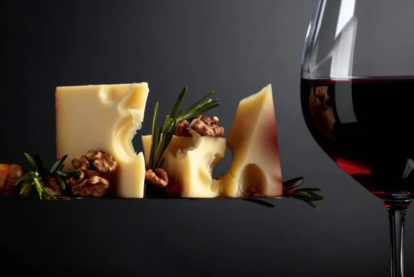 Queso con nueces, romero y vino tinto — Foto de Stock