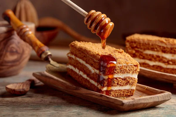 Hausgemachter geschichteter Honigkuchen mit Sahne. — Stockfoto