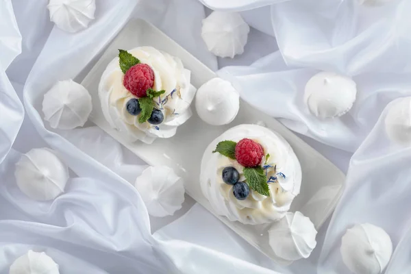 Dessert Pavlova with raspberries, blueberries and mint on a whit — Stock Photo, Image