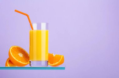 bardak taze meyve ile taze portakal suyu.