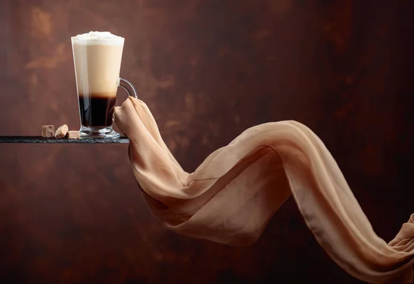 Caffè o cocktail con panna e pezzi di zucchero di canna . — Foto Stock