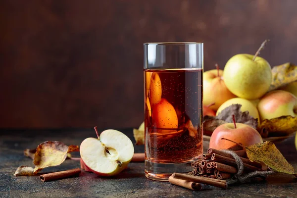 Vaso de jugo de manzana o sidra con manzanas jugosas y canela sti — Foto de Stock