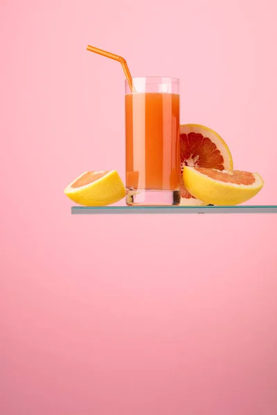 Glass of fresh grapefruit juice with fresh fruits. — Stock Photo, Image