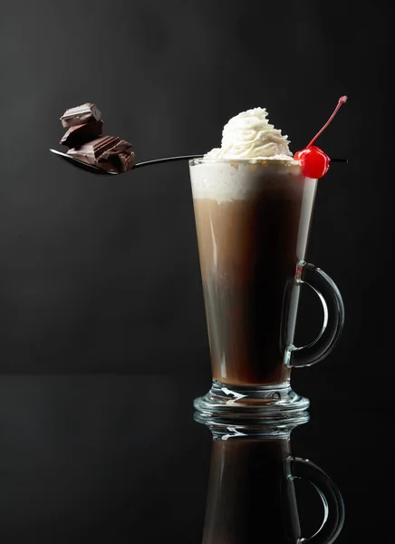 Cocktail de café em camadas com chantilly, cereja e pedaços de — Fotografia de Stock