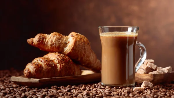 Coffee latte and croissant. — Stock Photo, Image