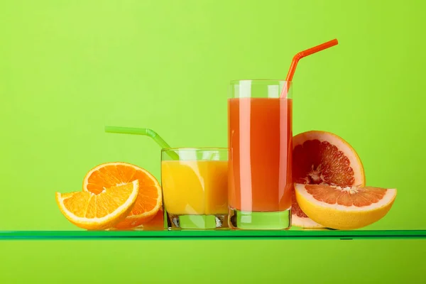 Vasos de pomelo fresco y zumo de naranja . — Foto de Stock