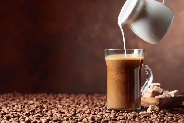 커피 라 떼와 갈색 설탕. — 스톡 사진
