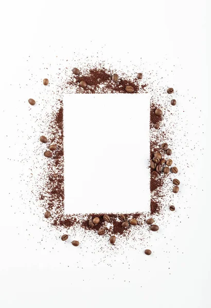 Ground кофе и фасоль на белом фоне . — стоковое фото