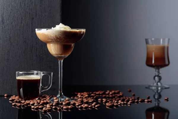 Κοκτέιλ καφέ και εσπρέσο σε μαύρο αντανακλαστικό φόντο. — Φωτογραφία Αρχείου
