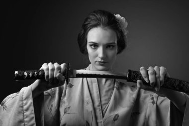 Katana ile geleneksel Japon kimono çekici kadın ( ja