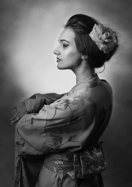 Young attractive woman in traditional japanese kimono. — Stock Photo, Image